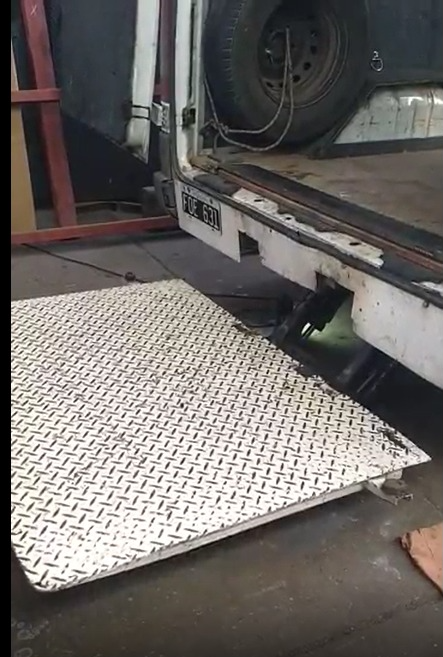 Plataforma Hidráulica Interna para Furgones y Vans (Hasta 800 kg)